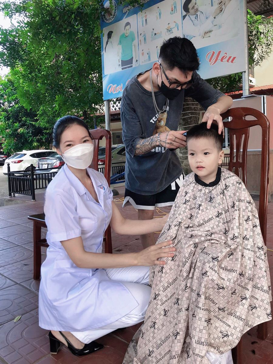Chương trình cắt tóc miễn phí cho bệnh nhân đang điều trị nội trú tại bệnh viện