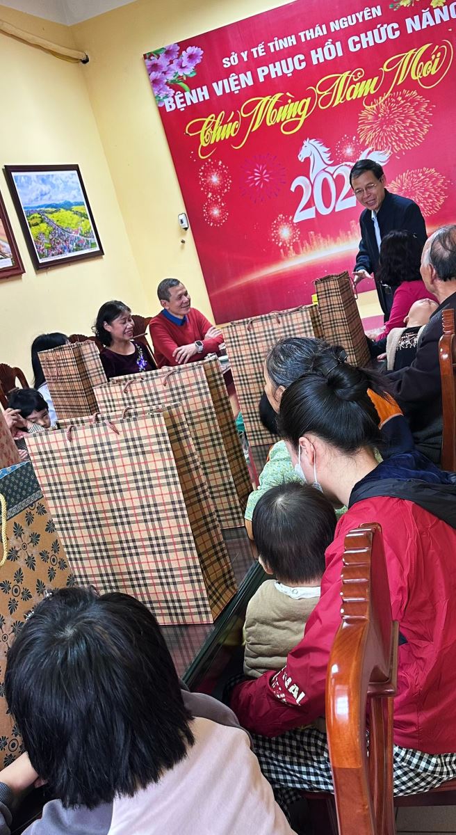 TRAO QUÀ TẾT 2026 CHO BỆNH NHI CÓ HOÀN CẢNH KHÓ KHĂN ĐANG ĐIỀU TRỊ TẠI BỆNH VIỆN PHỤC HỒI CHỨC NĂNG TỈNH THÁI NGUYÊN