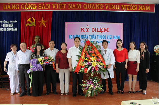 Đ/c Mai Đông Kinh- Phó bí thư Thường trực Thành ủy, Chủ tịch HĐND cùng các đ/c lãnh đạo Thành phố tặng hoa chúc mừng nhân kỷ niệm 60 năm Ngày Thầy thuốc Việt Nam 27/02/2015